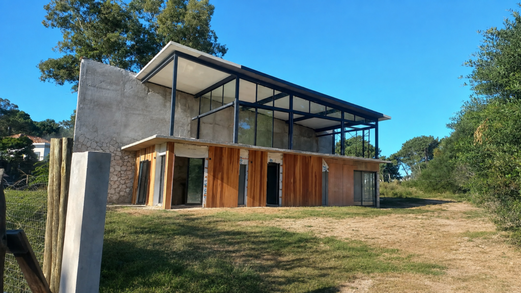 Montaje de marcos y estructura de aberturas de aluminio en obra.
